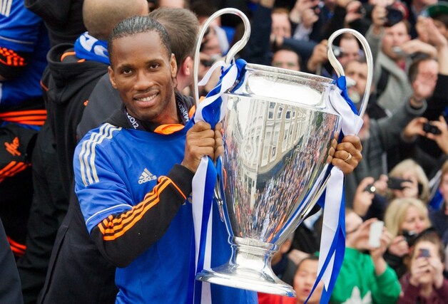 Drogba met de Beker met de Grote Oren.