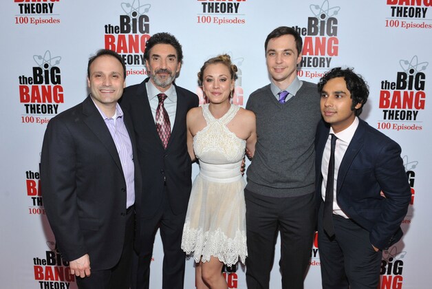 Jim met Big bang-collega's Kaley Cuoco en Kunal Nayar en 2 producers vieren de 100ste aflevering van de hitkomedie.