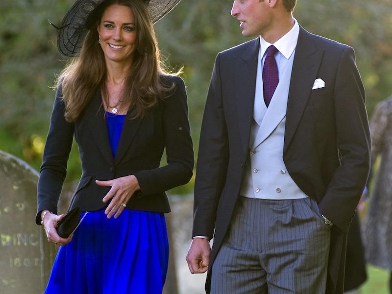 Kate met één van de twee hoeden en prins William aan haar zij