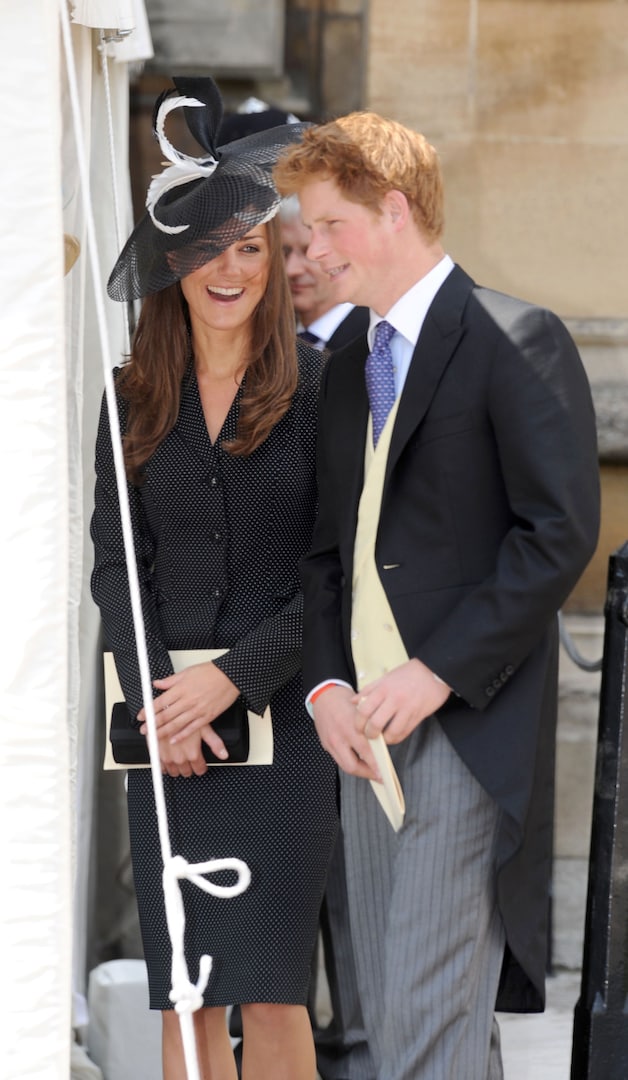Kate met de hoed van Philip Somerville, samen met prins Harry