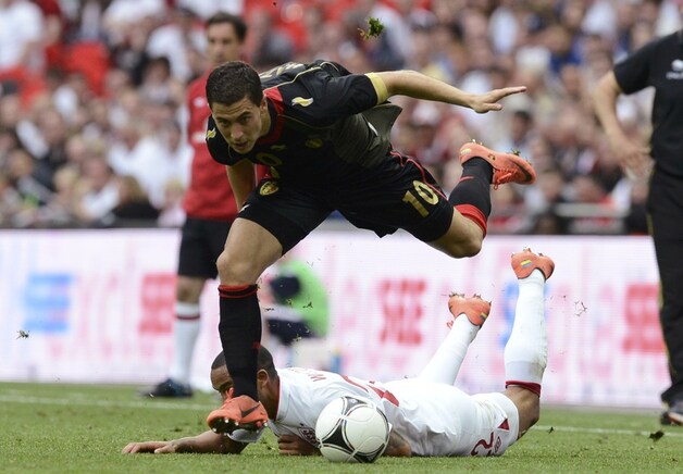 De ster van Eden Hazard, die hier over Walcott wipt, schitterde niet echt op Wembley.
