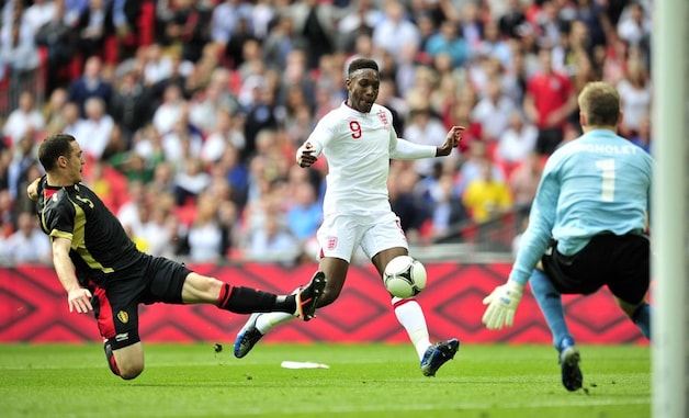 1-0: Welbeck werkt knap af met een lob over Mignolet.