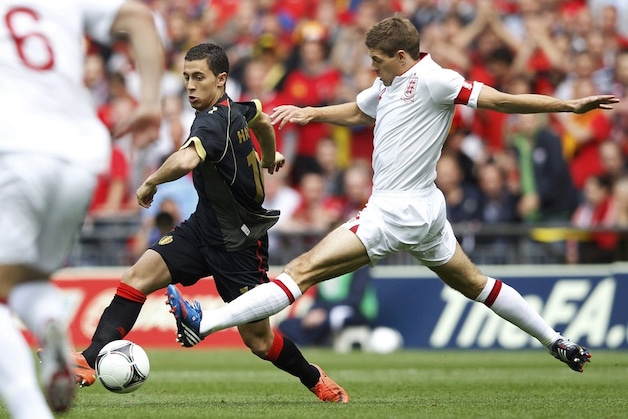 Gerrard probeert Hazard af te stoppen.
