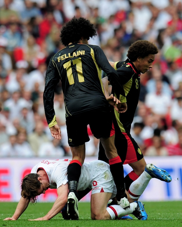 Fellaini en Witsel krijgen Scott Parker op de grond.