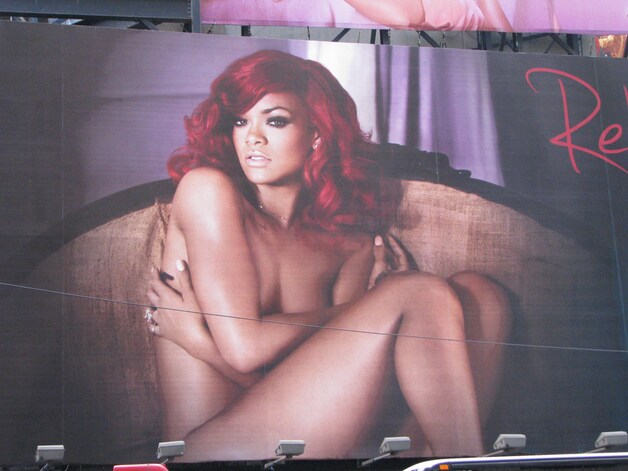De naakte Rihanna op het billboard.