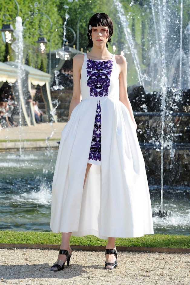 Model Meghan Collison met de pijnlijke schoenen van Chanel.