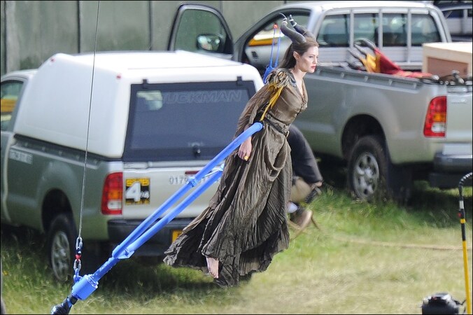 Angelina vliegt met haar horens de lucht in.