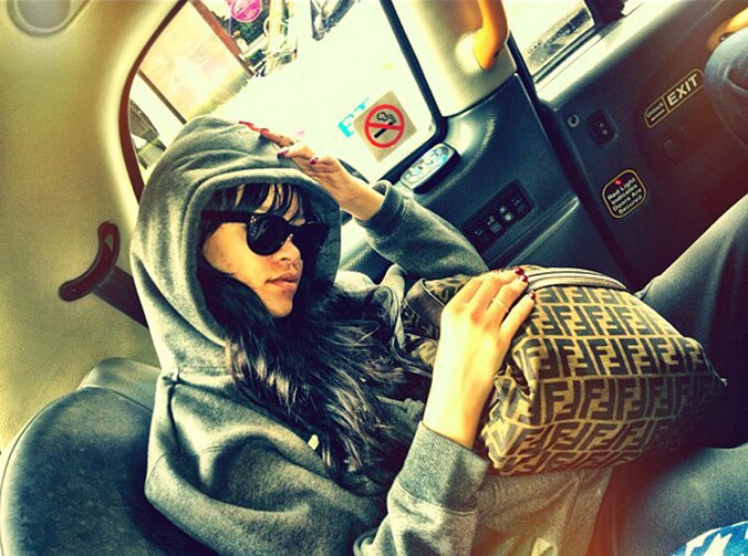 © Twitter @rihanna Riri had opvallend veel kleren aan voor de omstandigheden waarin ze zich bevond...