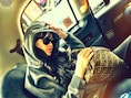 © Twitter @rihanna Riri had opvallend veel kleren aan voor de omstandigheden waarin ze zich bevond...