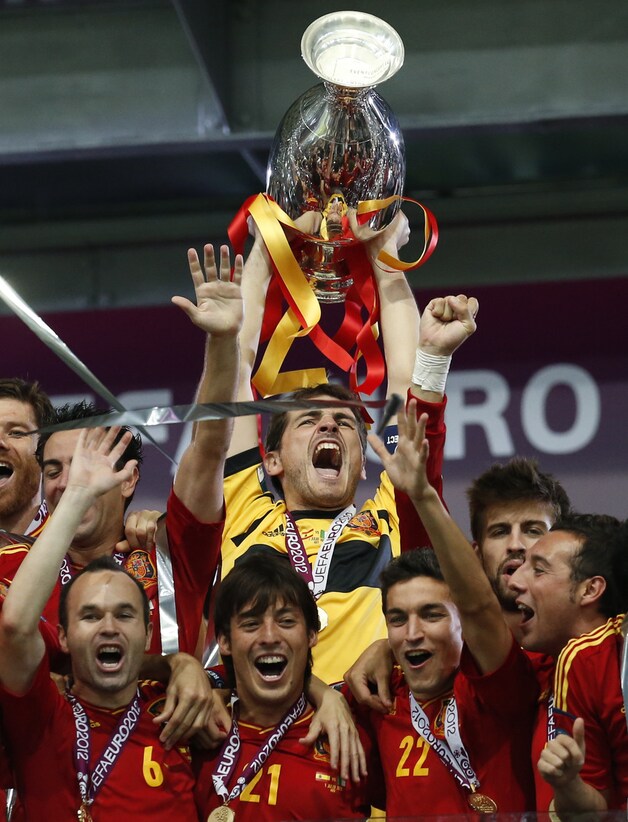 Kapitein Iker Casillas poetst zijn heiligenstatus nog een beetje bij.