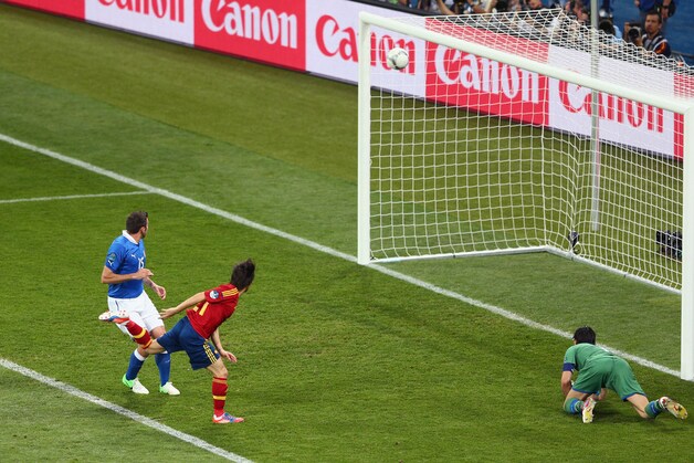14': David Silva kopt de 1-0 binnen na een wondermooie combinatie via Iniesta en Fabregas.
