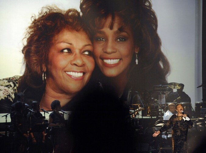 Cissy Houston zong als eerbetoon aan haar dochter op de BET Awards.