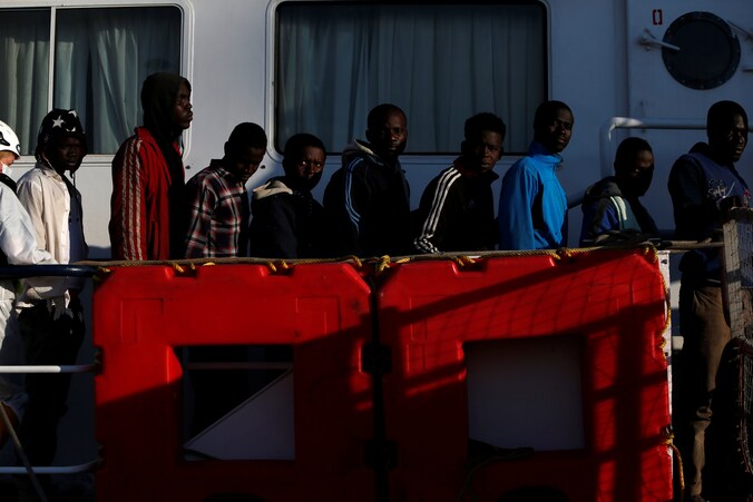 Geredde vluchtelingen die wachten om in de haven van Pozzallo aan land te gaan.
