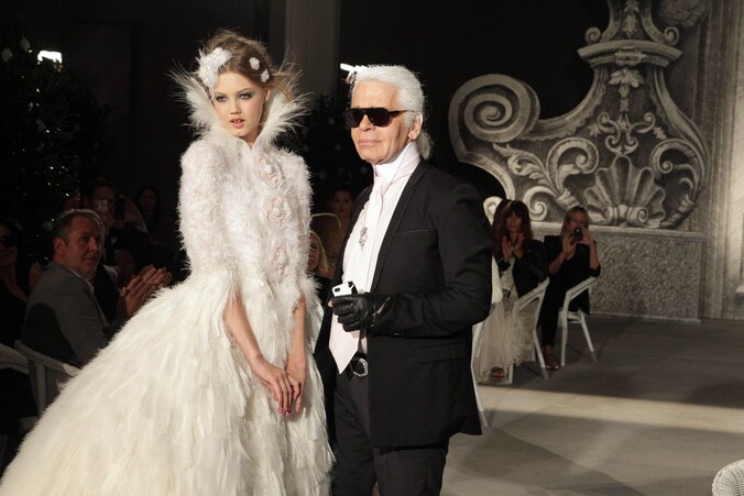 Karl Lagerfeld met een van de creaties voor Chanel.