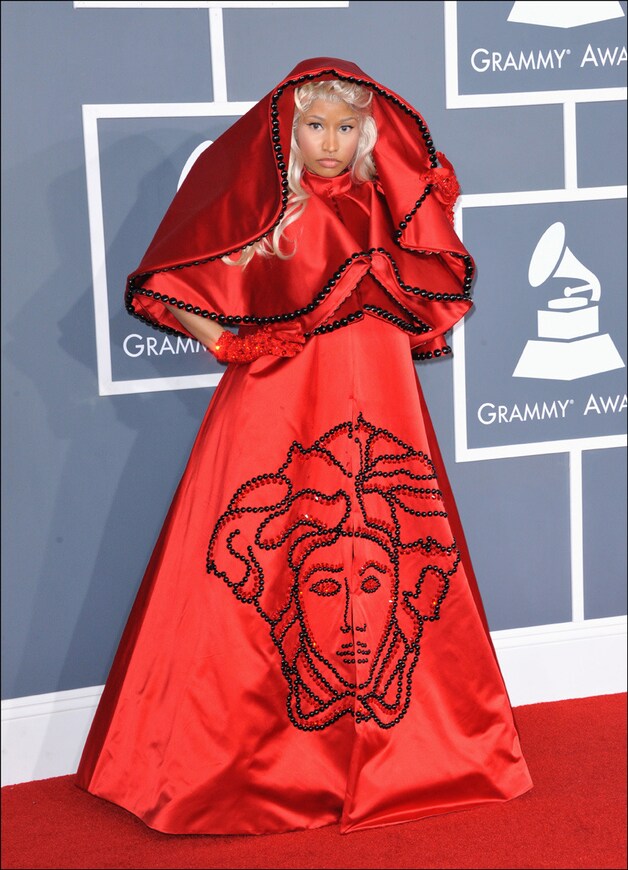 Nicki Minaj met haar opvallende cape.