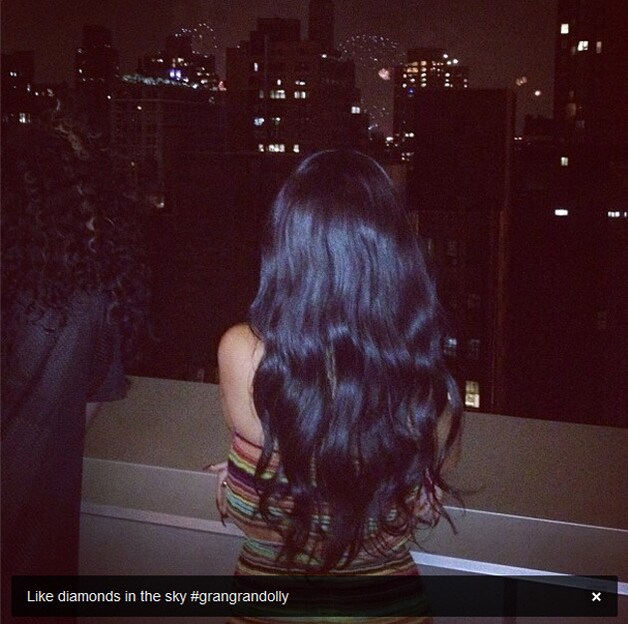 Rihanna in rouw, terwijl in de verte vuurwerk knalt.