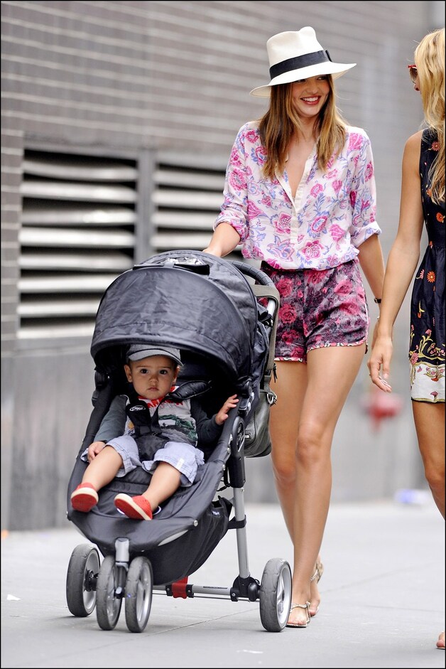 Miranda Kerr met short met pailletten in New York.