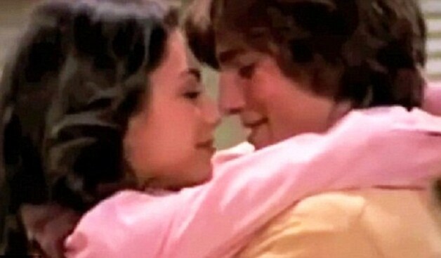 Mila en Ashton als Jackie en Kelso.