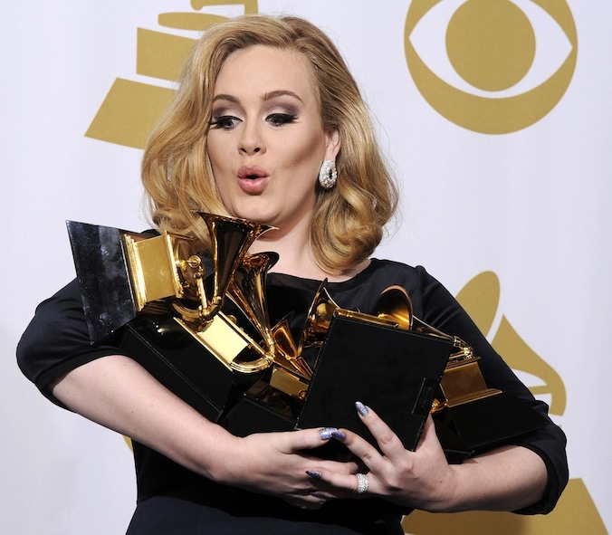 Adele oefent het wiegen met al haar Grammy Awards.