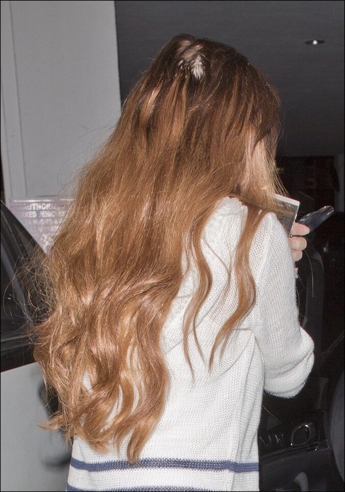 Het gevolg van slechte extensions? Een kale plek in de roodkleurige haardos van Lindsay Lohan.