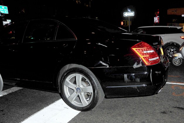 Een beeld van de aangereden Mercedes.