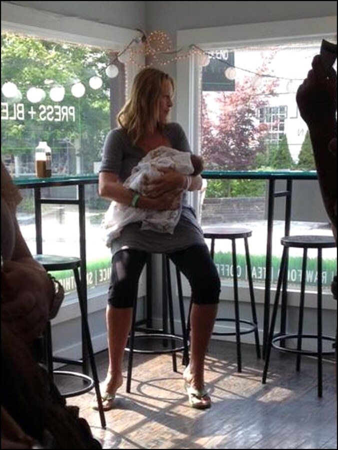 Zondag bevallen, maandag al gespot in een koffiebar met haar babydochter. Uma stelt het duidelijk goed.