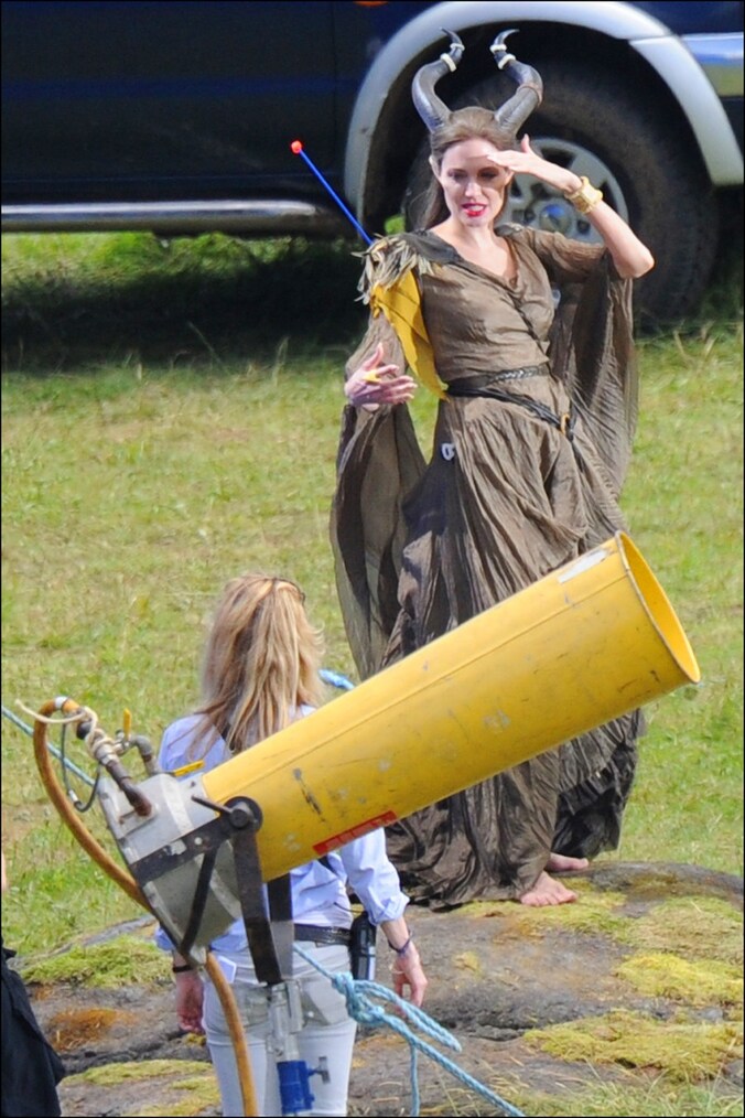 Angelina Jolie tijdens de opnames van de nieuwe Disneyfilm 'Maleficent'.