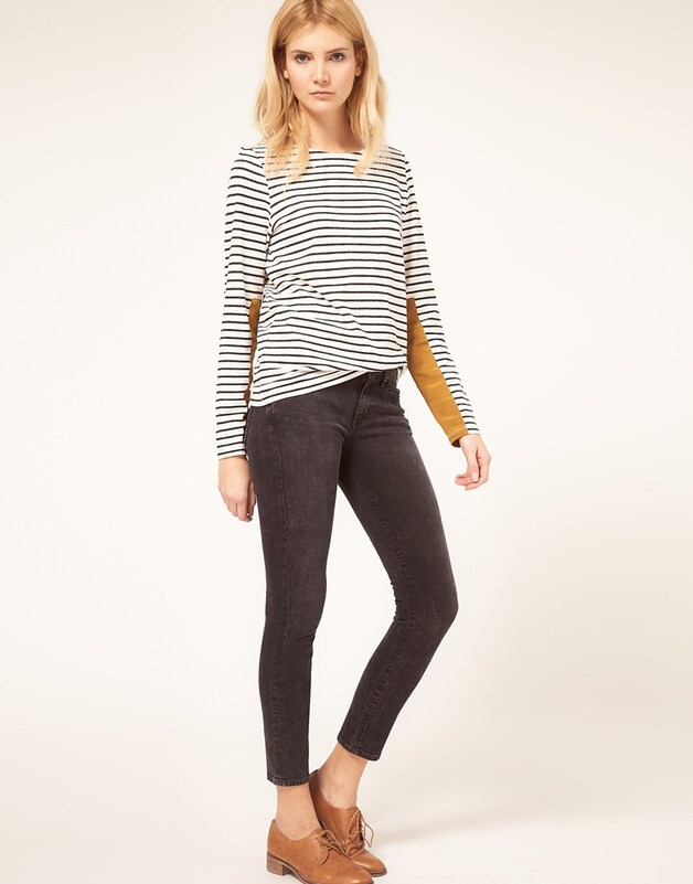 Een skinny jeans tot op de enkel, met een los shirt