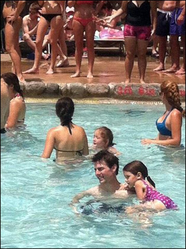 Tom bezorgde Suri de tijd van haar leven in Disney World én dook zelfs mee in het zwembad.