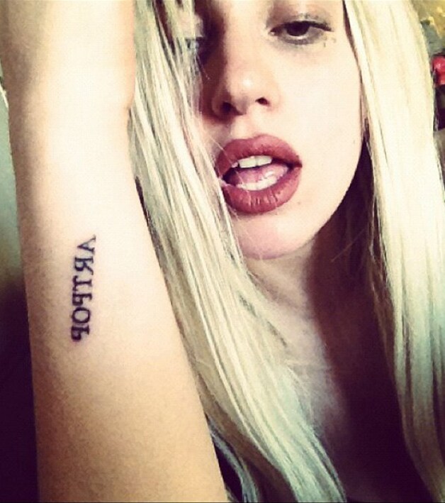 Met deze foto onthulde Gaga de titel van haar nieuwe album: Artpop.