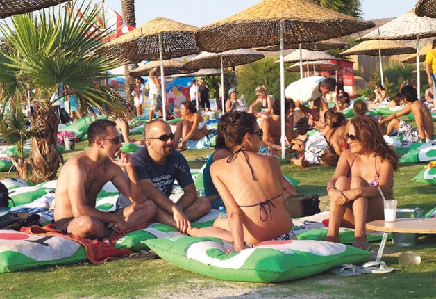 In de trendy strandclubs kan je nippen van een cocktail terwijl je naar muziek luistert.