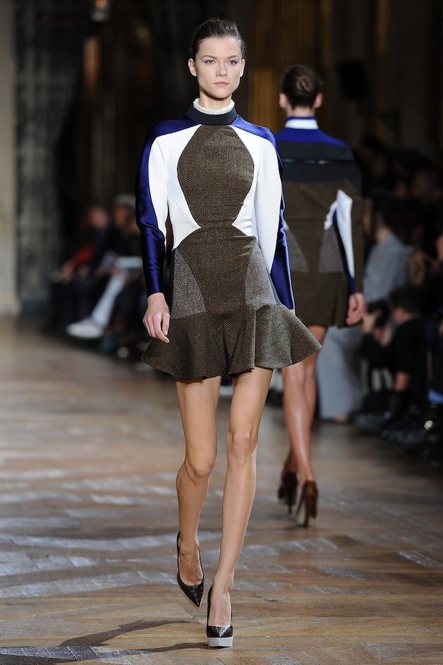De strakke rok met uitwaaierende zoom bij Stella McCartney.