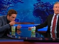 Jon Stewart verwelkomt Robert Pattinson met een grote pot ijs in de 'Daily Show'.