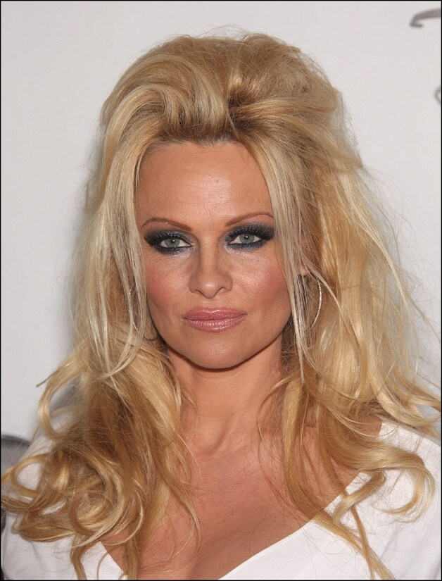 Pamela Anderson met geëpileerde wenkbrauwen en donker lijntje rond de lippen.