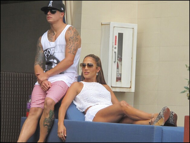 Jennifer Lopez, naast haar toyboy Casper, fungeerde als gastvrouw.