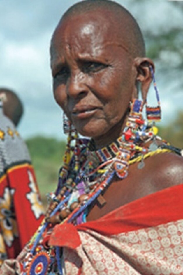 Een traditioneel uitgedoste Masai Mara vrouw.