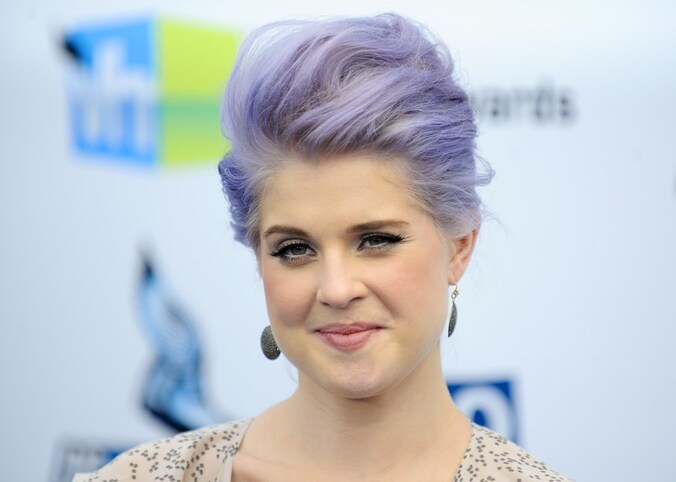Kelly Osbourne gaat voor de paarse schijn.