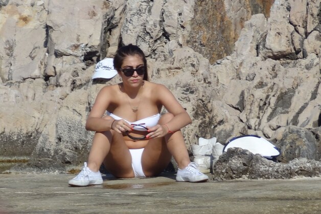 Dochter Lourdes in witte bikini.