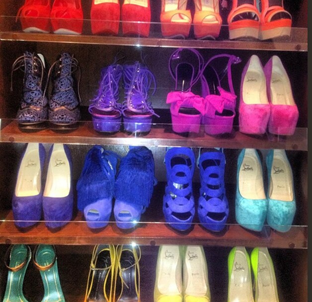 De schoenengarderobe van Kim K telt 224 paar Louboutins.