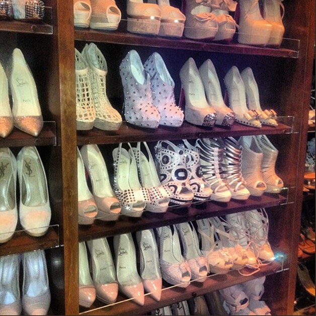 De schoenengarderobe van Kim K telt 224 paar Louboutins.