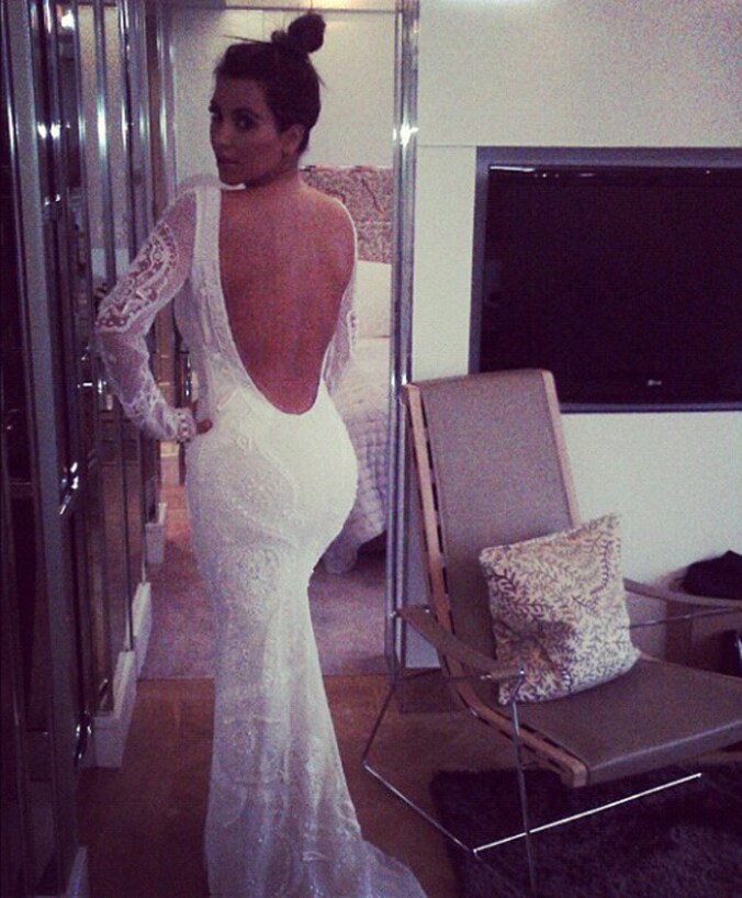 Kim K. poseert in een trouwjurk van Emilio Pucci. © Twitter @KimKardashian.
