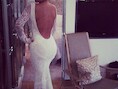 Kim K. poseert in een trouwjurk van Emilio Pucci. © Twitter @KimKardashian.