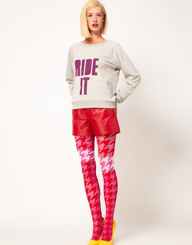 Met deze look is heel wat mis: te casual, de rode shorts zijn te gewaagd en de panty's te opvallend, om over de schoenen nog maar te zwijgen.