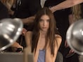 Een model van Charlotte Ronson wordt klaargemaakt voor de catwalk