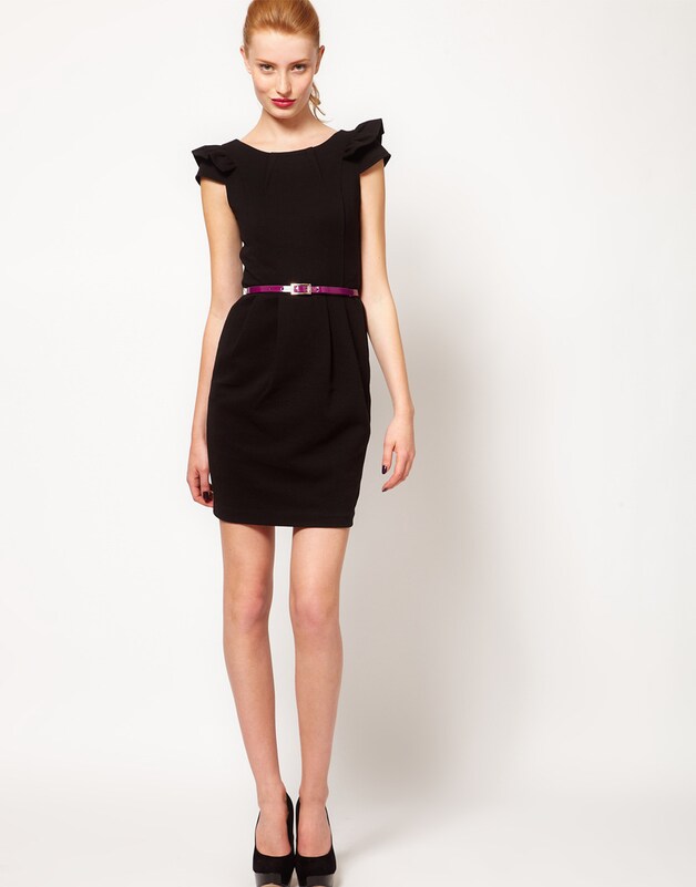 Fleur je zwarte outfit op met een fel riempje, jurk bij Asos.com.