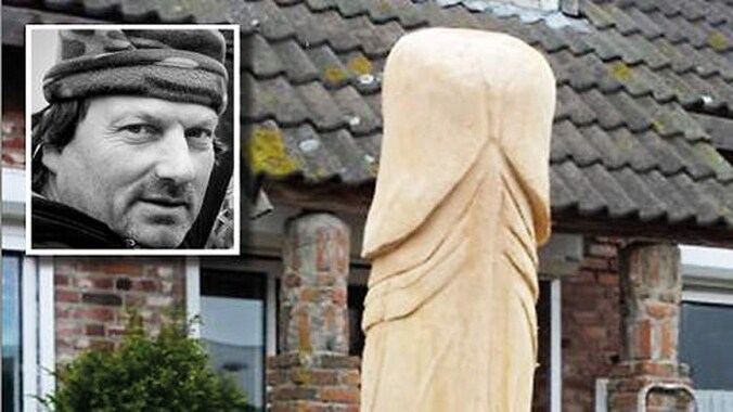Kunstenaar Peter de Koning (inzetfoto) en zijn houten piemel.
