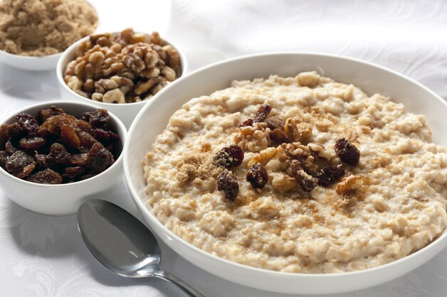 Havermout met gedroogd fruit en noten.