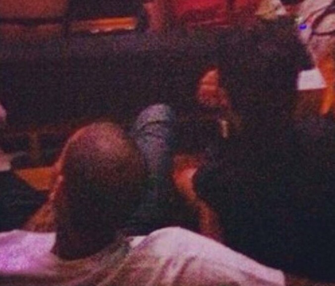 Chris Brown had zijn arm om de stoel van Rihanna.