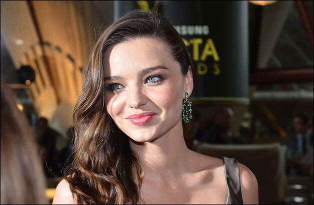 Miranda Kerr: bewonderd om haar schoonheid... en haar uitstekende schouderbeenderen.