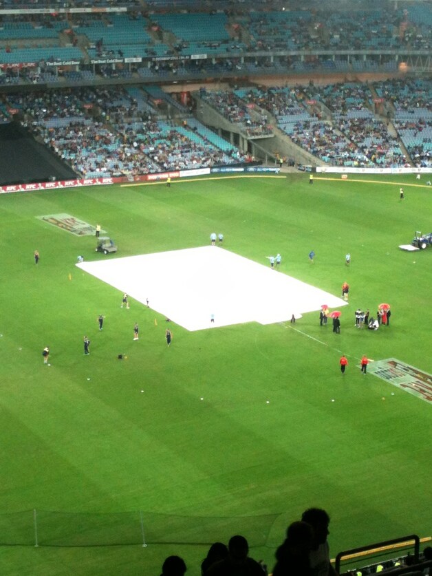 Ook voor aanvang van de match regende het. De 'pitch' werd afgedekt.